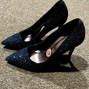 Navy glitter Pump.